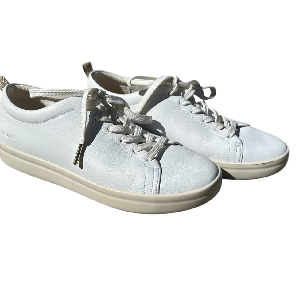 VIONIC Paisley Size 7 White Sneakers with Gold Accents